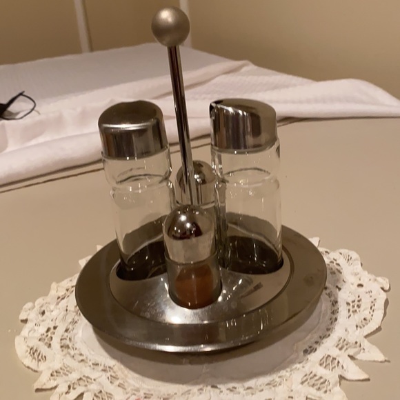 Salt and pepper shaker with lemon and oil bottles - Picture 3 of 3